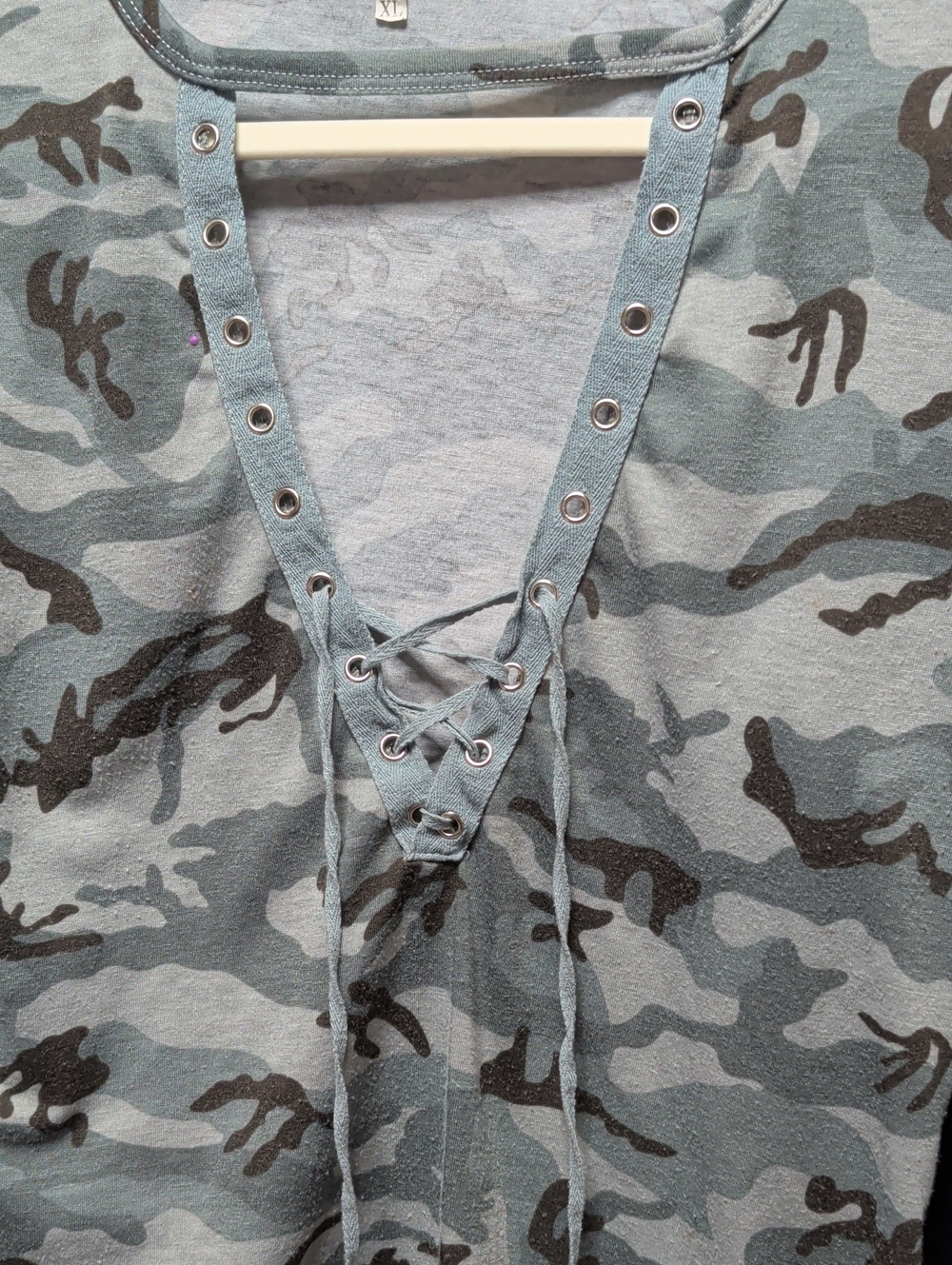 Lace-Up Camo V-Neck Women’s Top - Gray/Olive